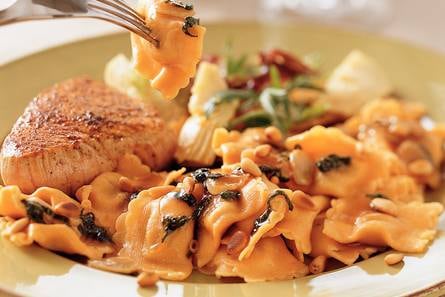 Ravioli rossi met kalfsoester en saliejus