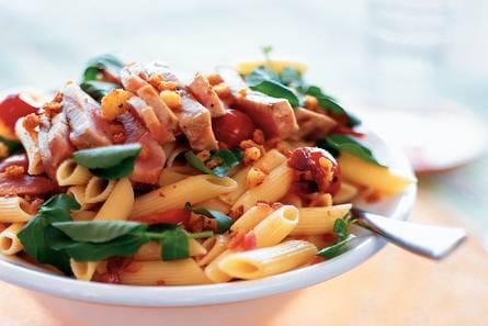 Penne met tonijn en krokant broodkruim