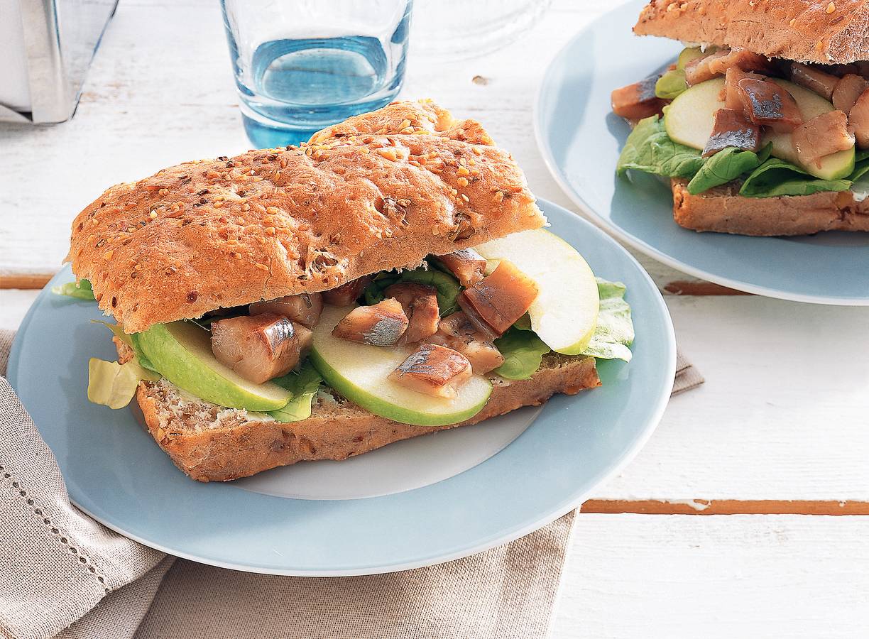 Walnootciabatta met gemarineerde haring