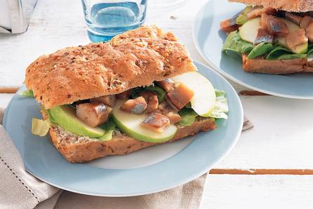 Walnootciabatta met gemarineerde haring