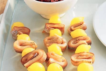 Haringspiesjes met bietentapenade