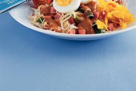 Bami met ham, ei en satésaus
