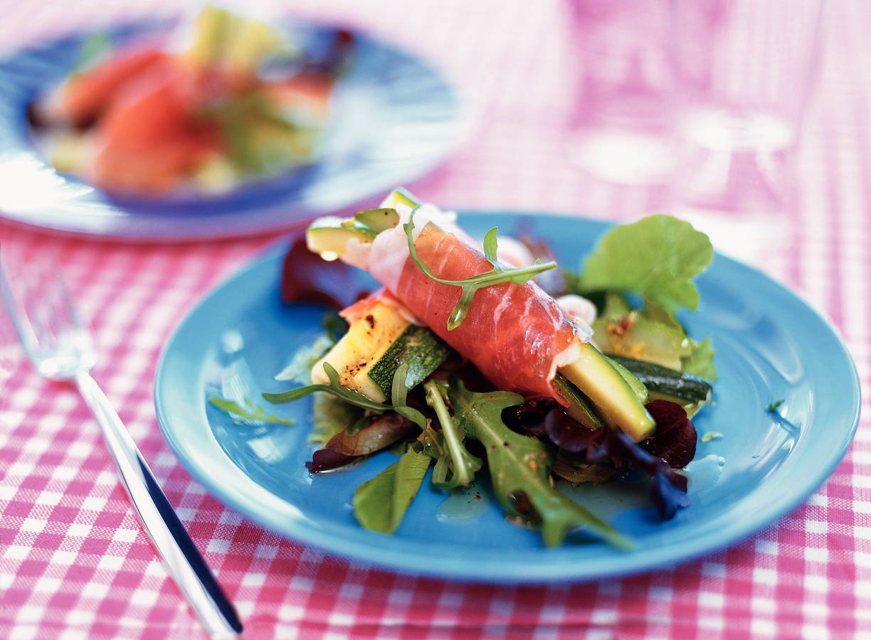 In ham gewikkelde courgettestaafjes