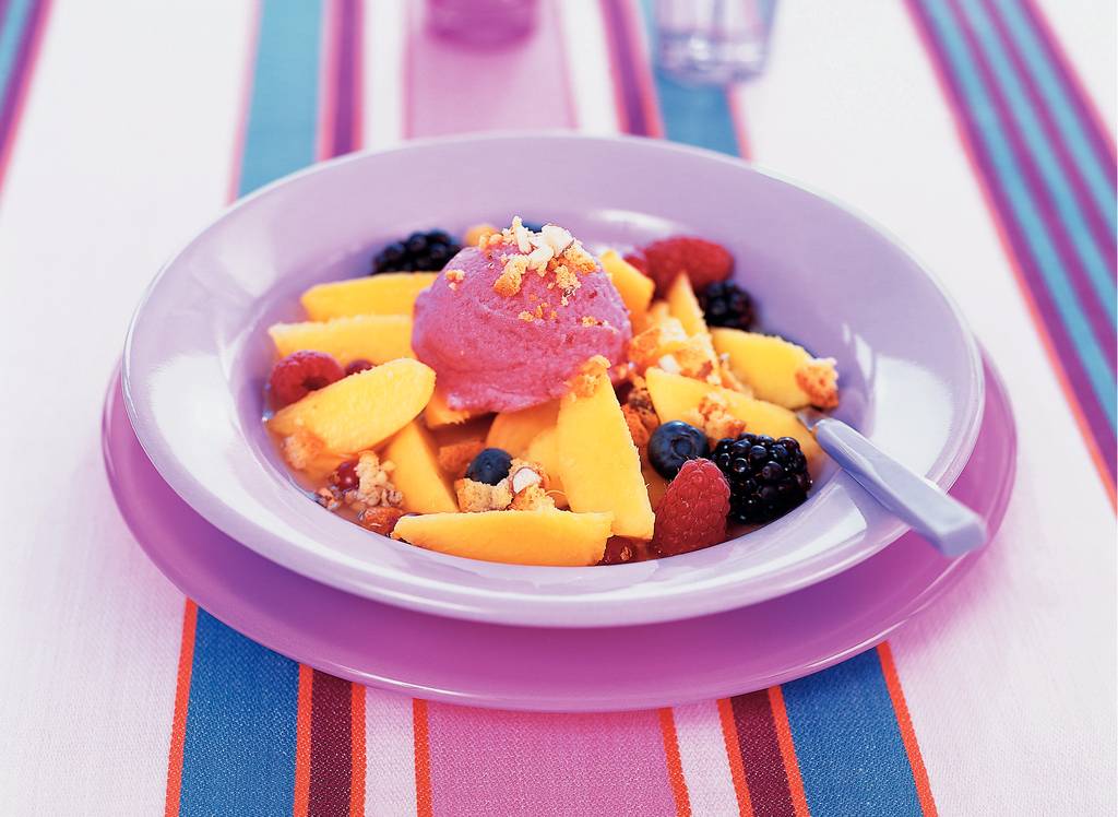 In wijn gemarineerde nectarines met zomerfruit recept Allerhande