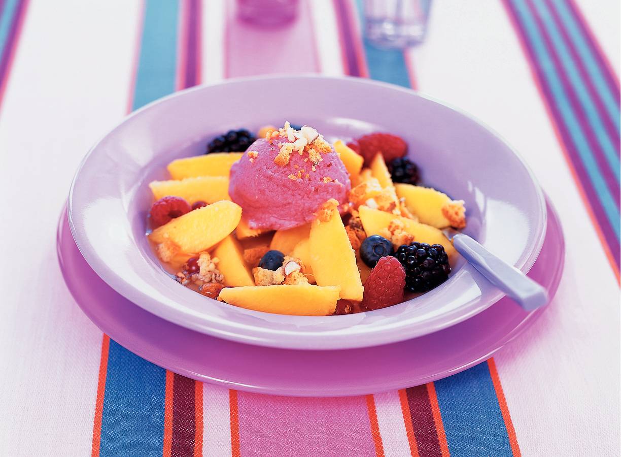 In wijn gemarineerde nectarines met zomerfruit