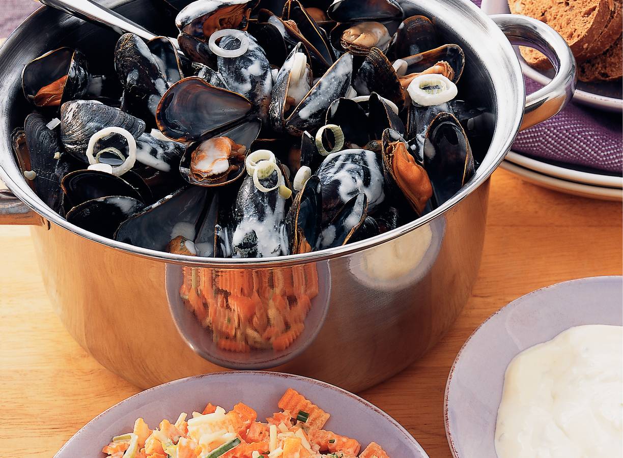 Mosselpannetje met knoflooksaus en rauwkost