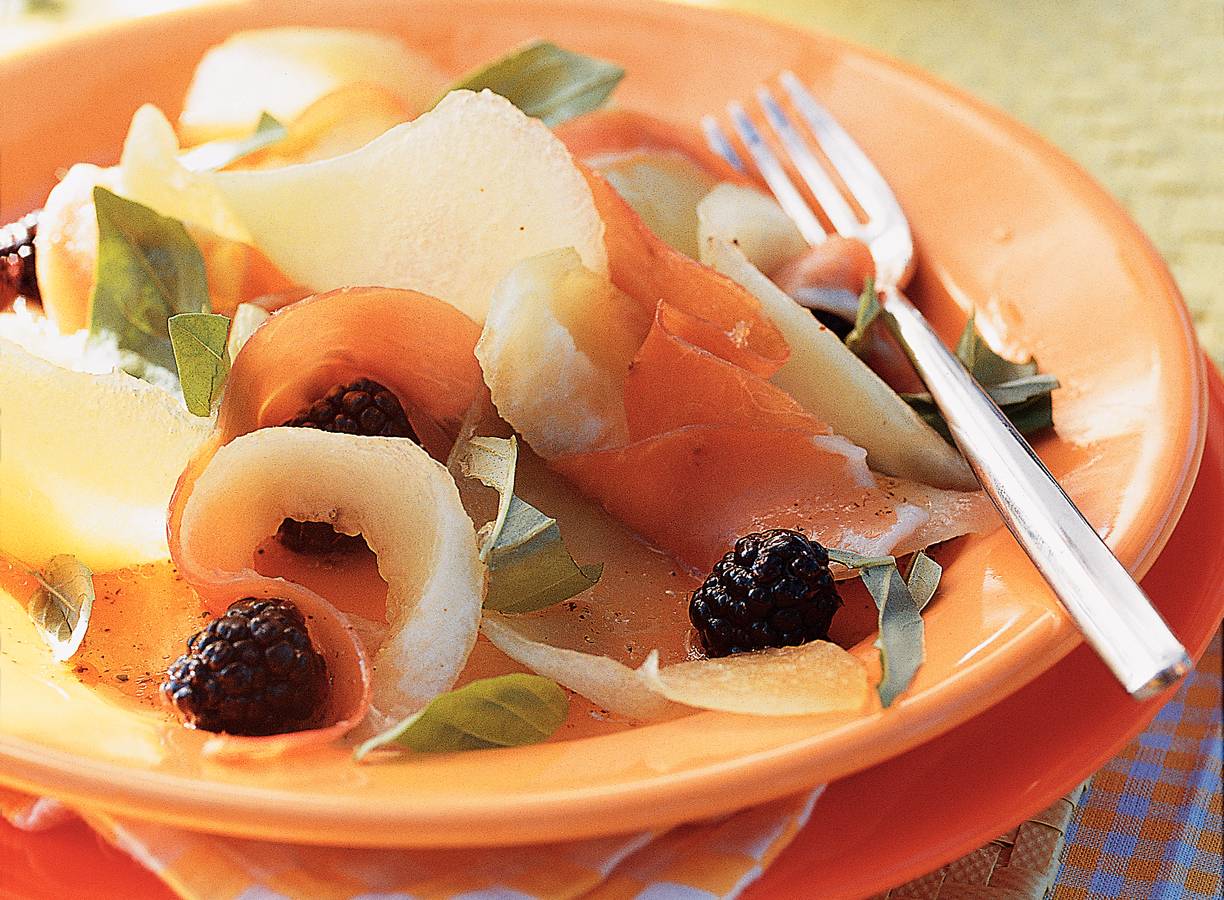 Meloensalade met ham, bramen en basilicum