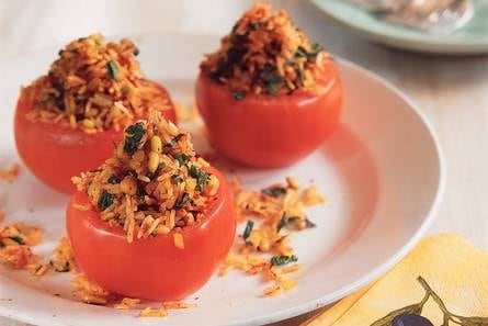Met rijst gevulde tomaten