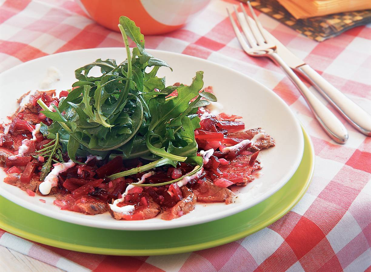 Dungesneden entrecote met bietjes, mierikswortelroom en rucola