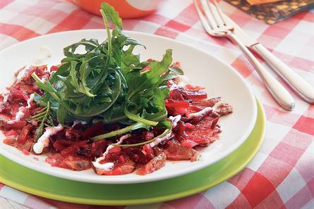 Dungesneden entrecote met bietjes, mierikswortelroom en rucola