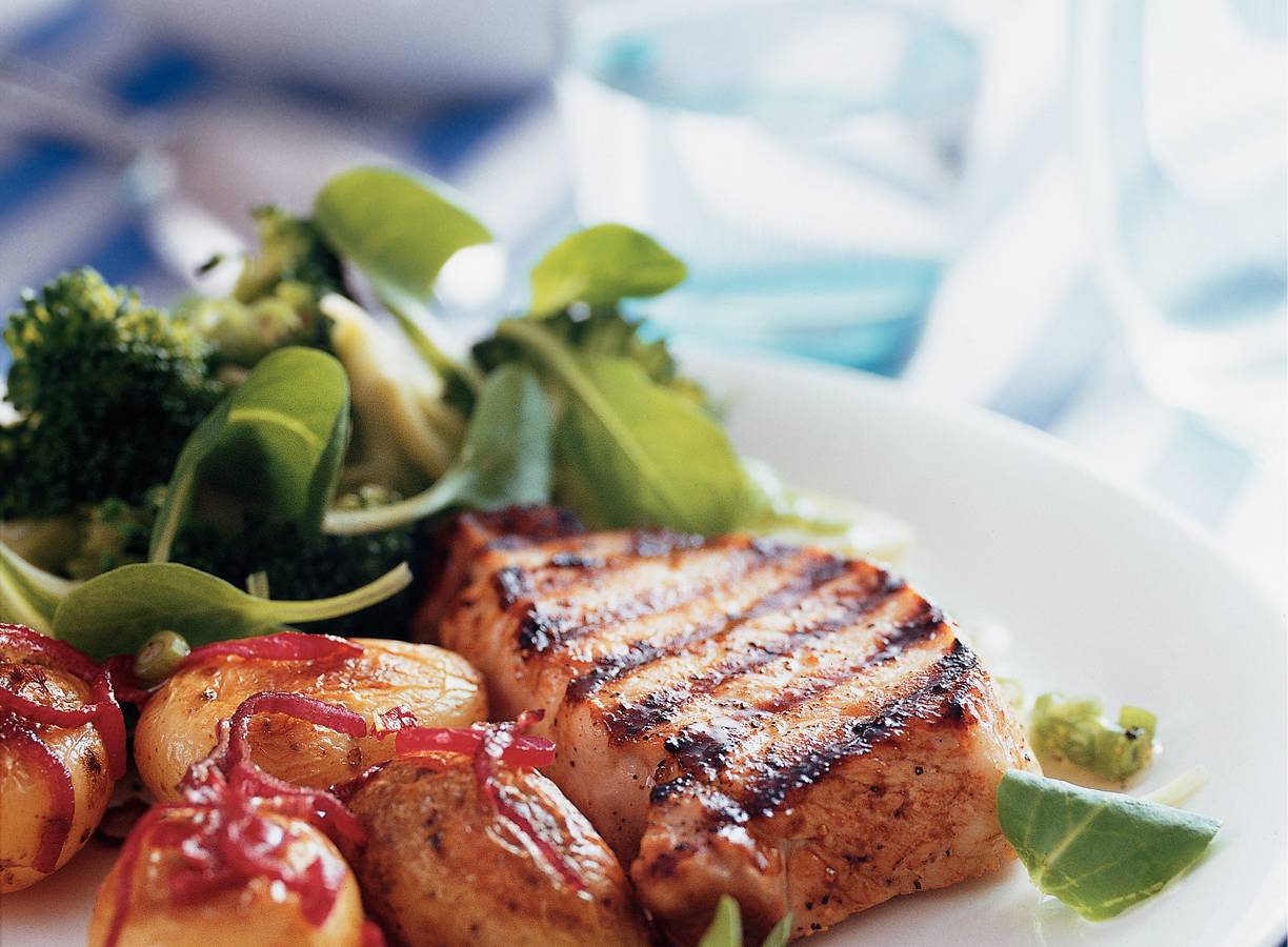 Gegrild varkensfiletlapje met broccolisalade