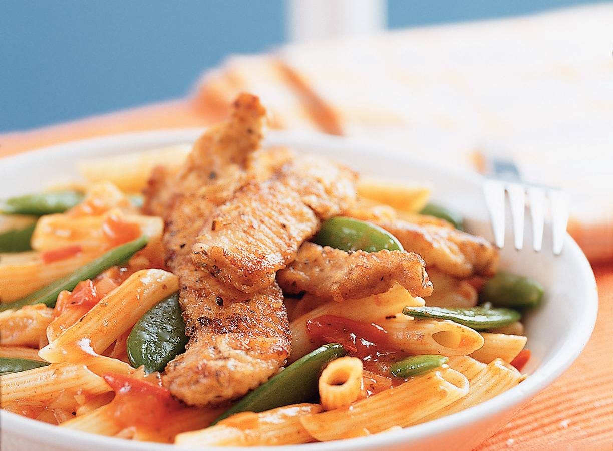 Pasta met verse tomatensaus en kruidige visrepen