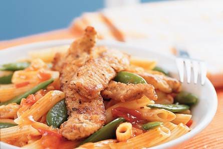 Pasta met verse tomatensaus en kruidige visrepen