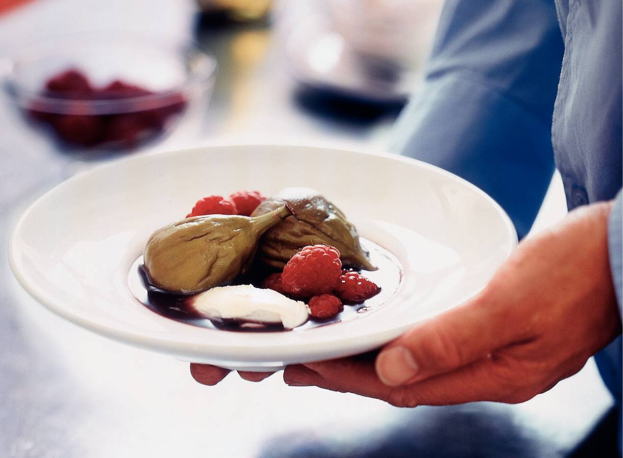In rode wijn gepocheerde vijgen met vanillemascarpone