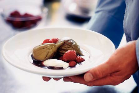 In rode wijn gepocheerde vijgen met vanillemascarpone