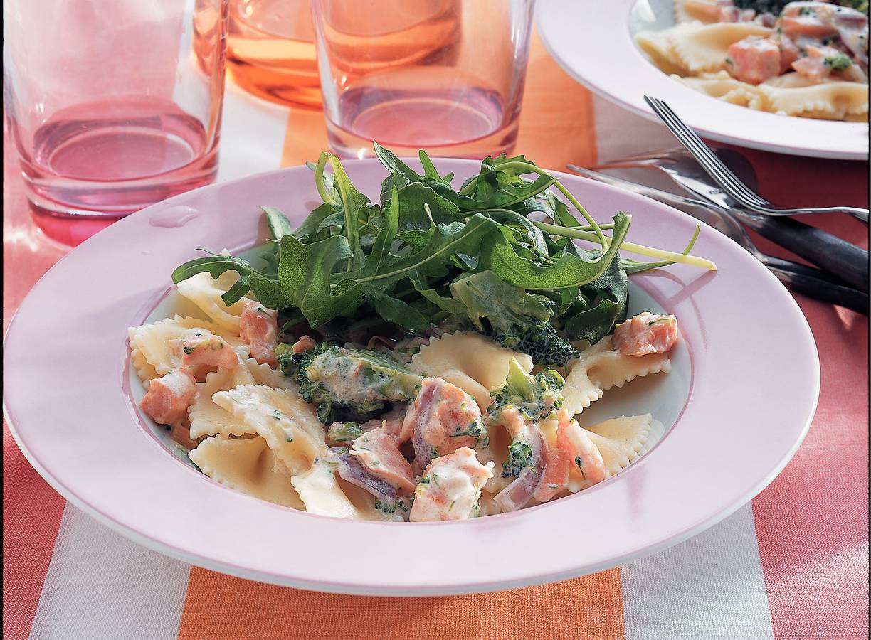 Farfalle met gerookte-zalmsaus en broccoli