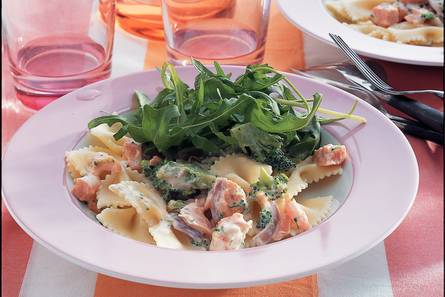 Farfalle met gerookte-zalmsaus en broccoli