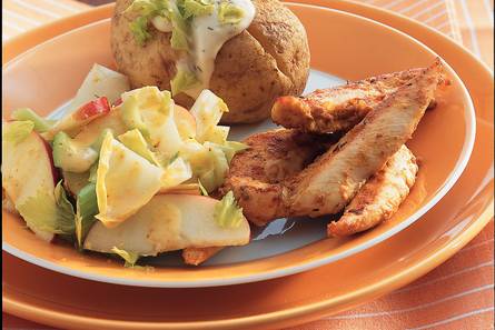Kip met mosterd, pofaardappels en witlofsalade