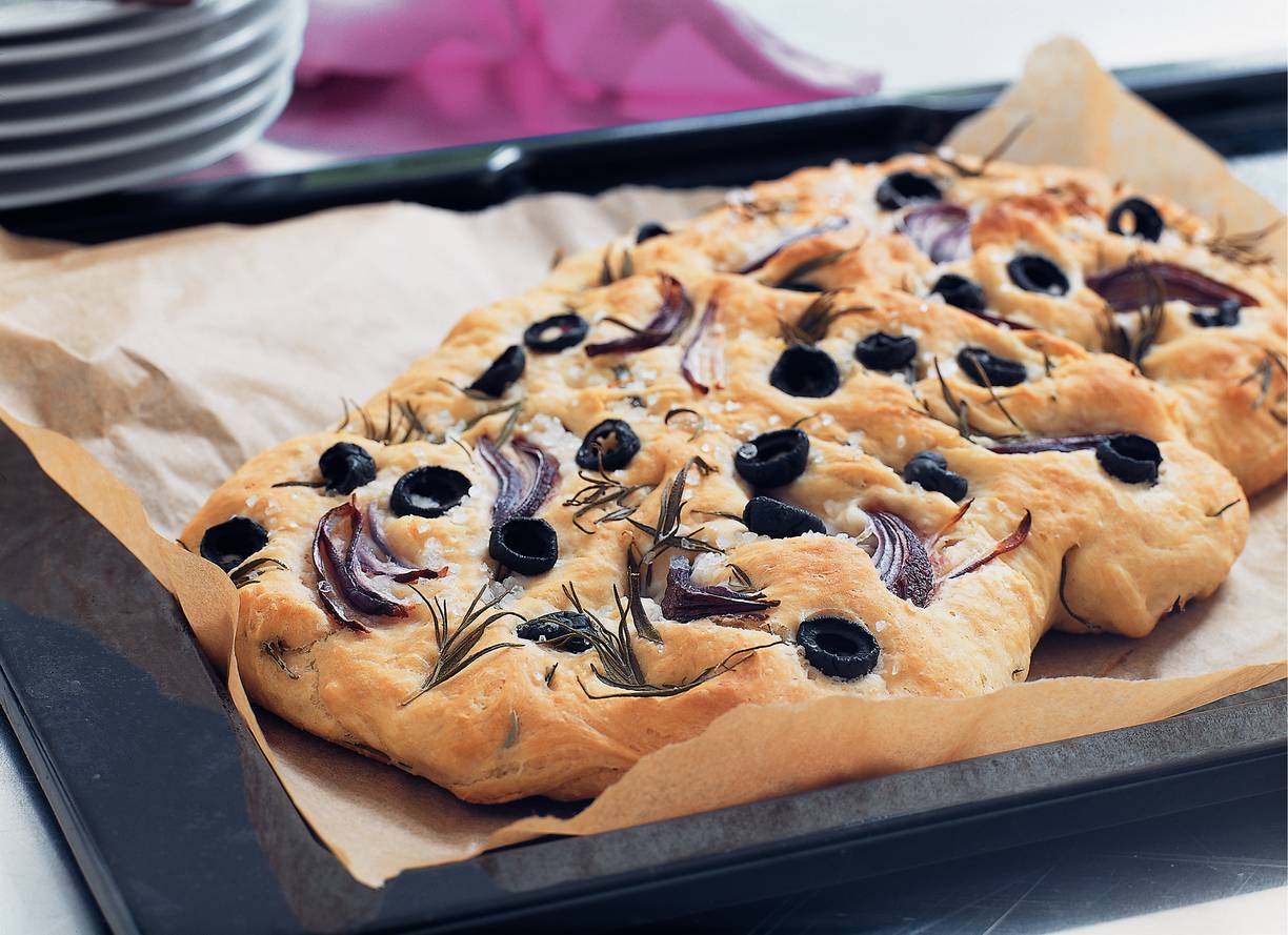 Plat brood met rozemarijn, olijven en ui