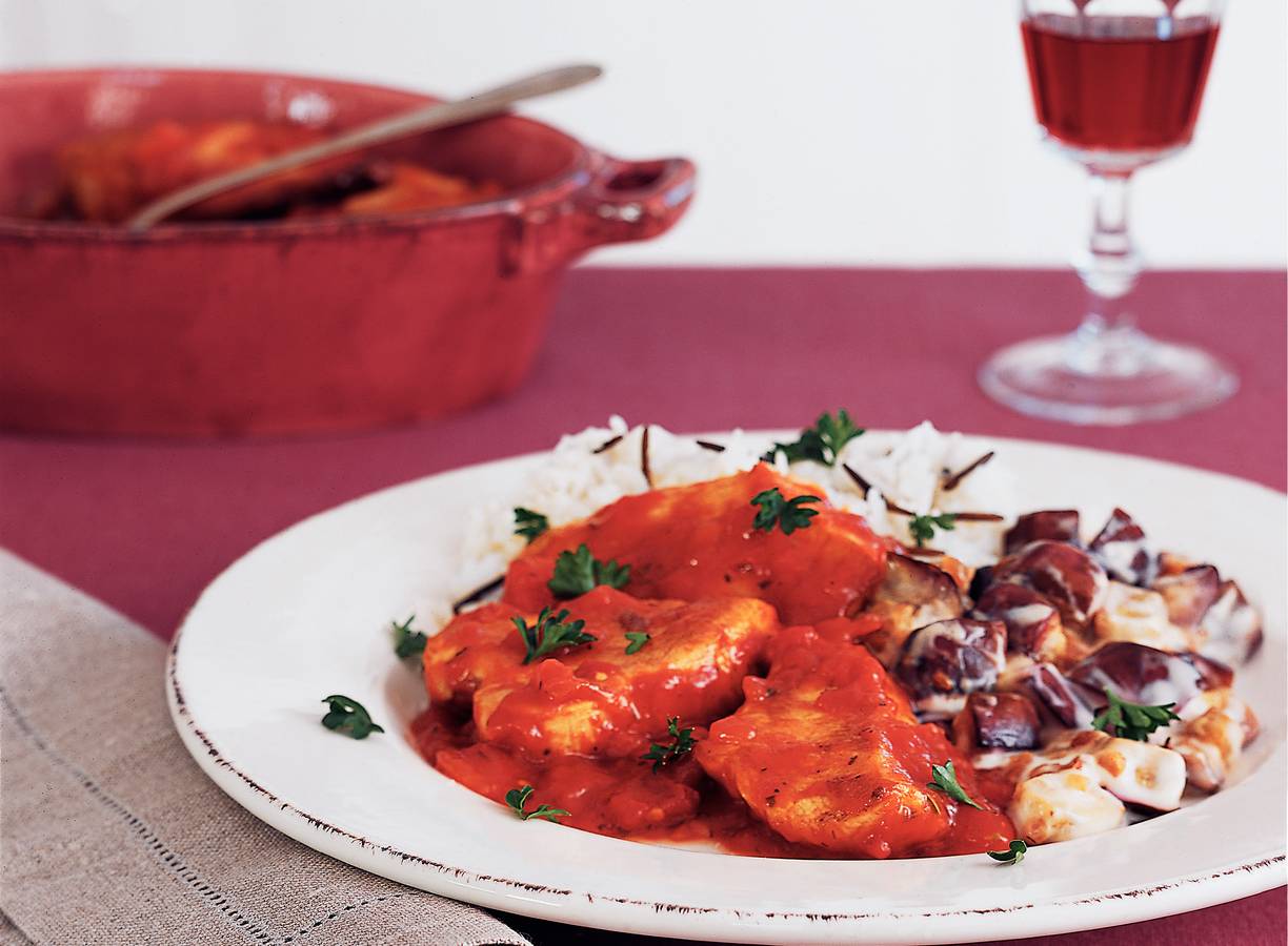 Kip in kruidige tomatensaus en aubergine