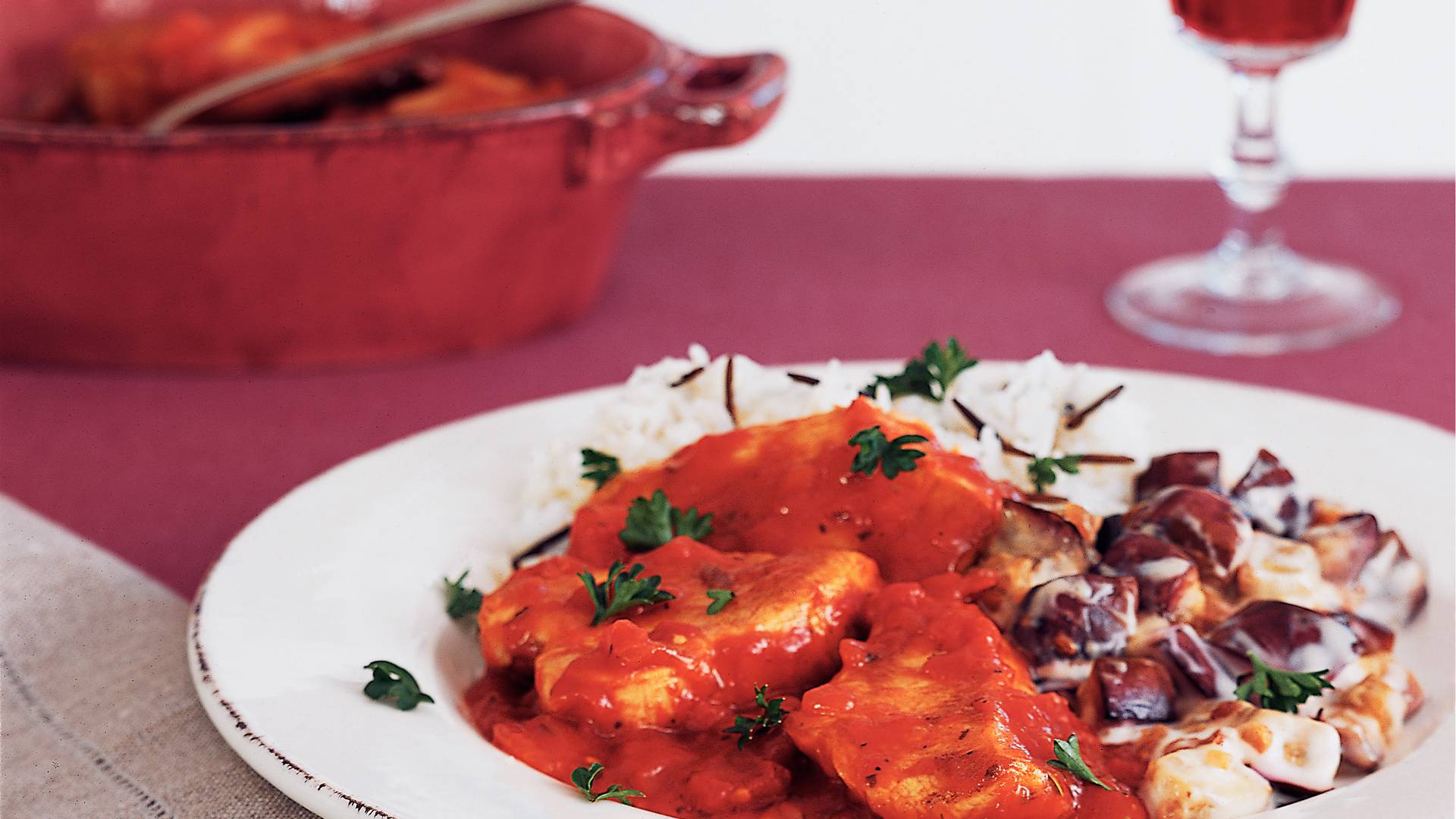Kip in kruidige tomatensaus en aubergine recept - Allerhande | Albert