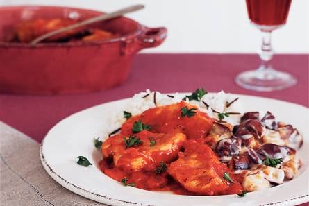 Kip in kruidige tomatensaus en aubergine