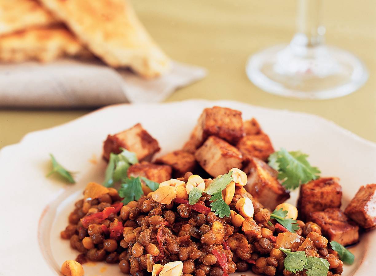 Linzencurry met tofu, koriander en cashewnoten