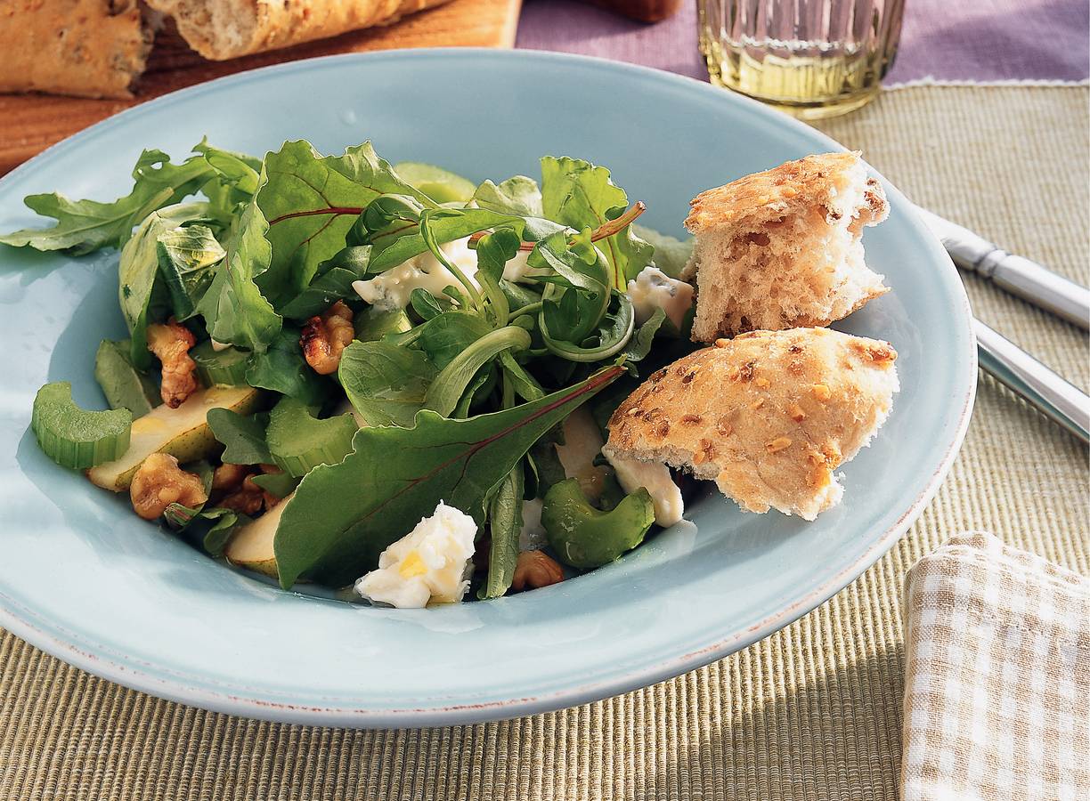 Maaltijdsalade met gorgonzola, walnoot en peer