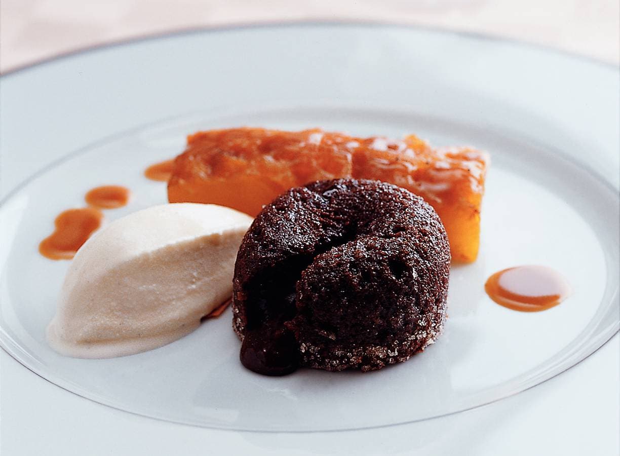 Gebraden ananas met 'vloeibaar' chocoladecakeje