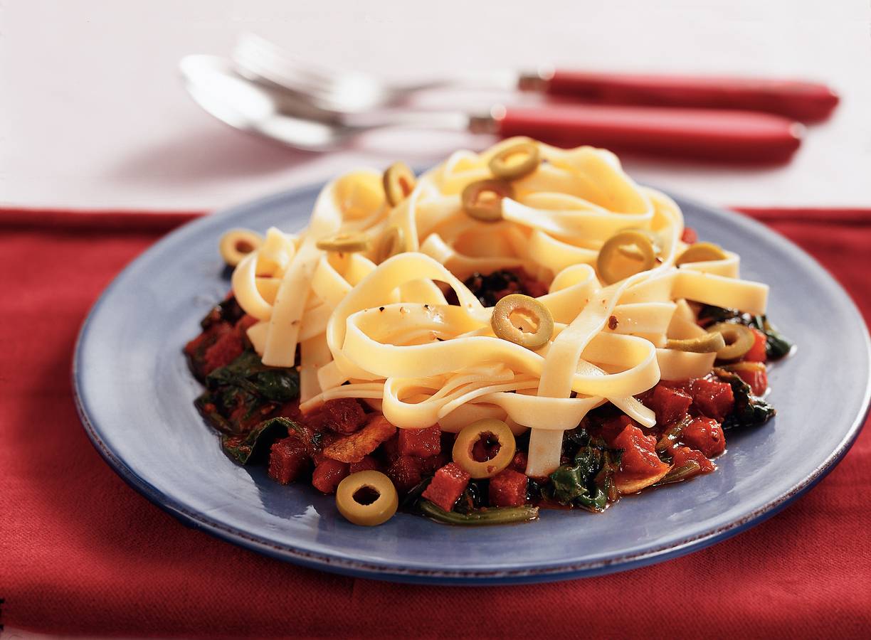 Tagliatelle met salami en spinazie in tomatensaus
