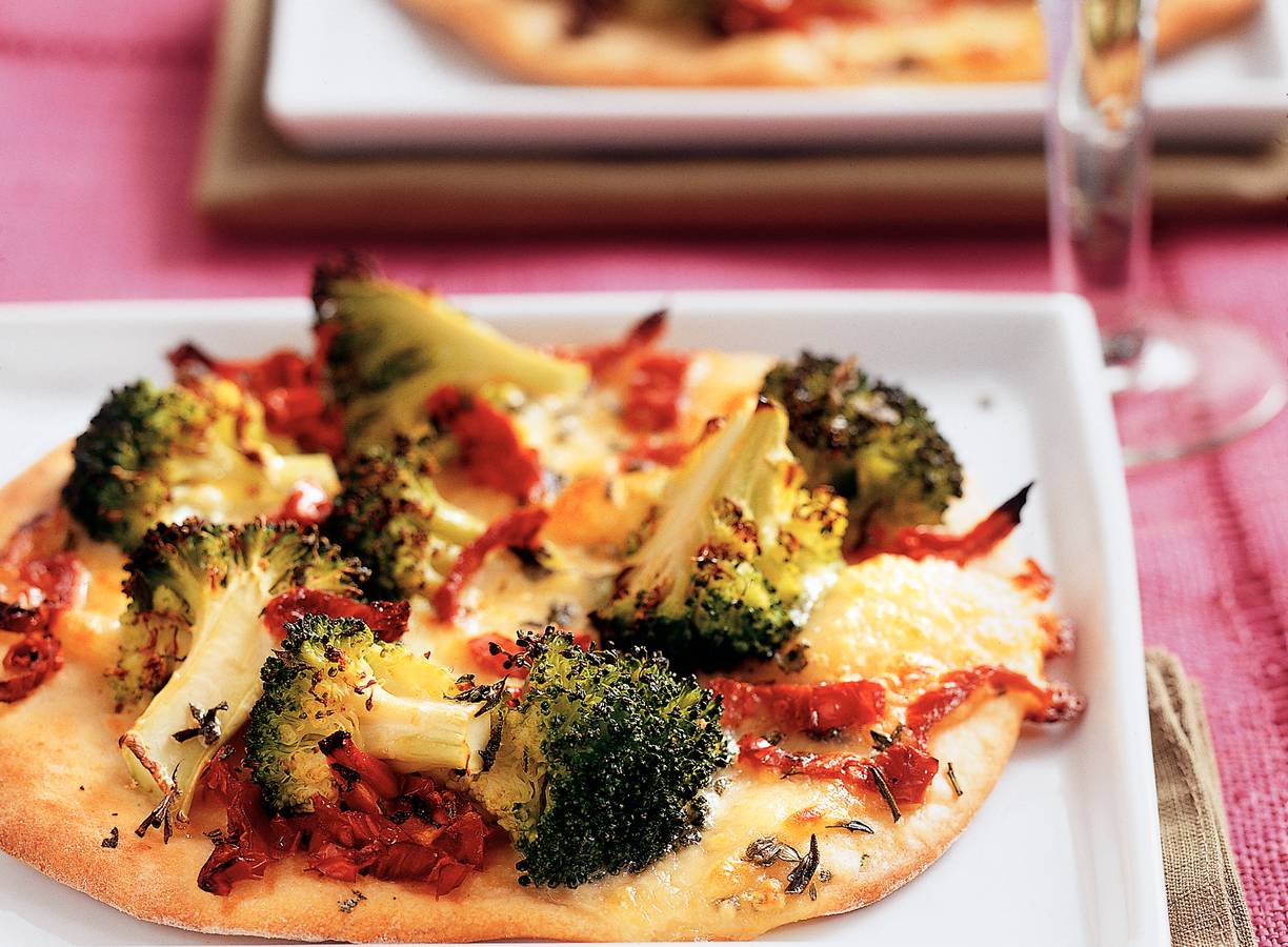 Pizza met mozzarella en broccoli