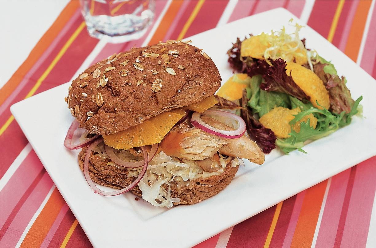 Makreelburgers met zuurkool en sinaasappel