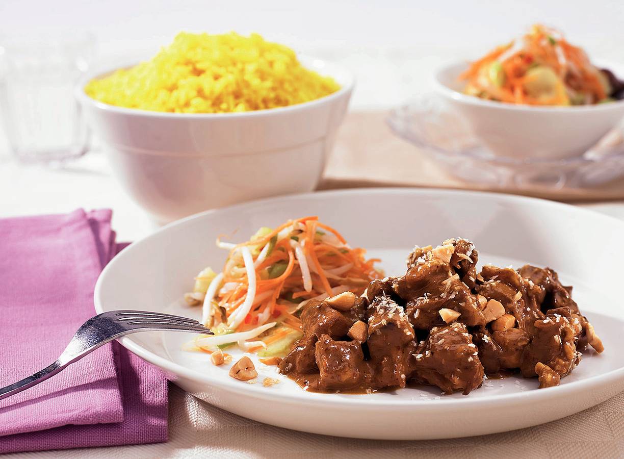 'Rendang' met gele rijst en atjar