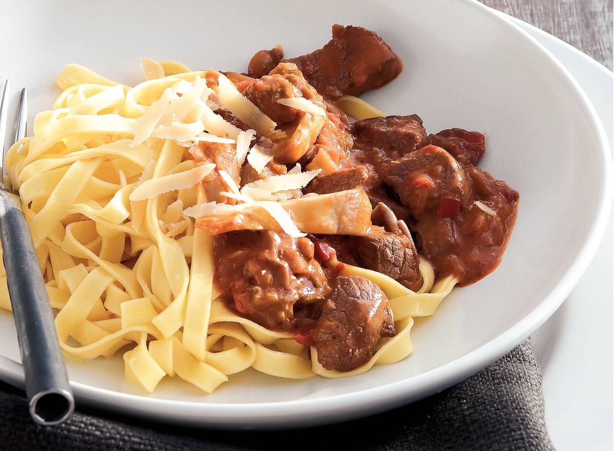 Pasta met biefstuk in stroganoffsaus