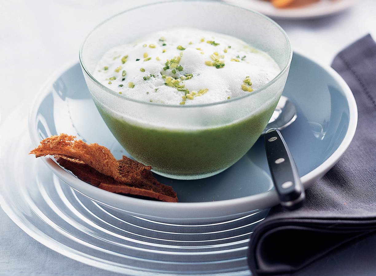 Schuimige courgettesoep met bieslook en toast
