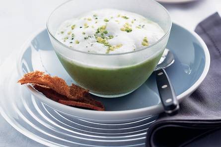 Schuimige courgettesoep met bieslook en toast