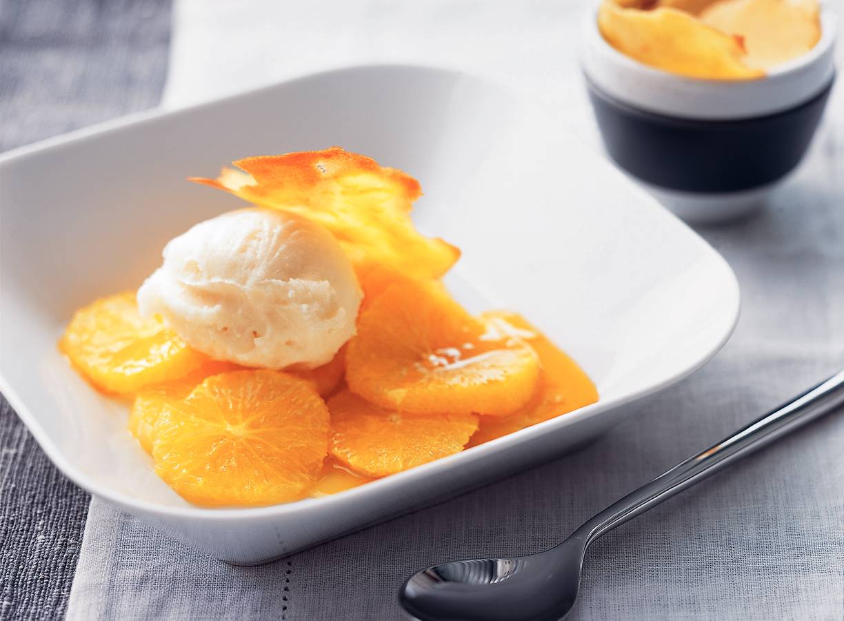 Sinaasappelsalade met champagnesorbetijs en sinaskrullen