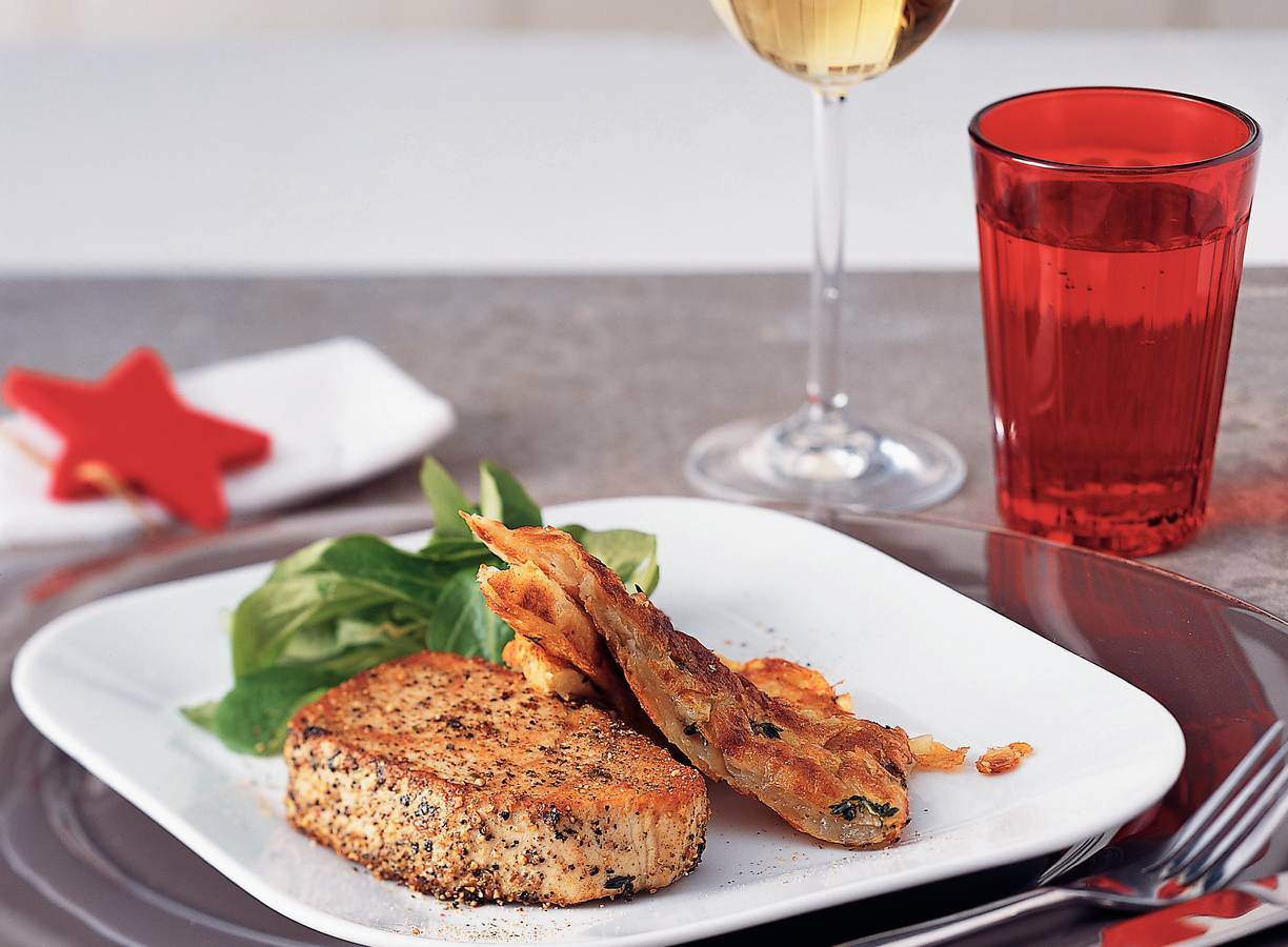 Gegrilde tonijn met een peperkorstje en röstipunten