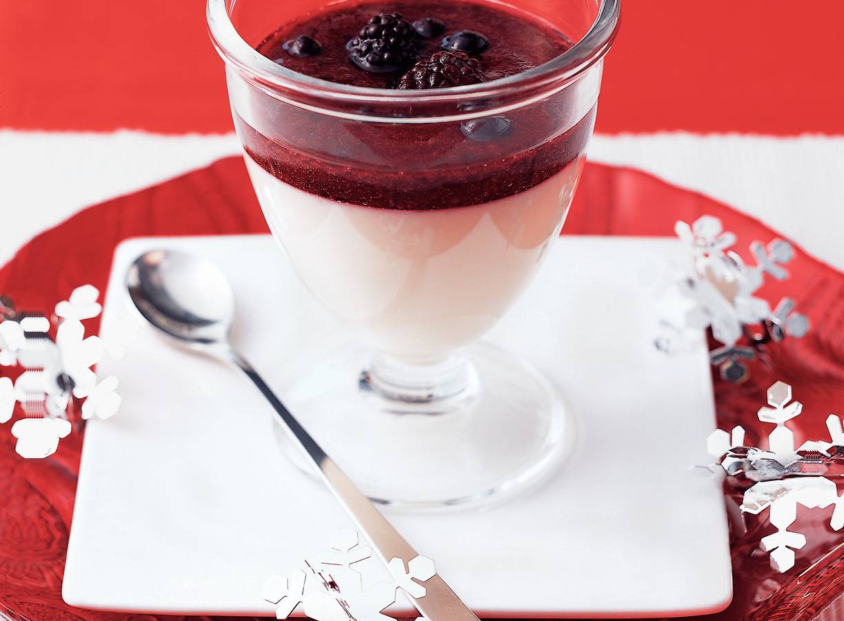 Yoghurtbavarois met bosvruchtensaus