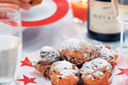 Oliebollen met appel, rozijnen en krenten