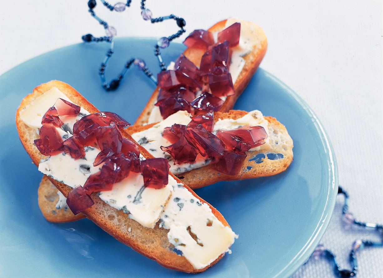 Toast met pittige kaas en wijngelei