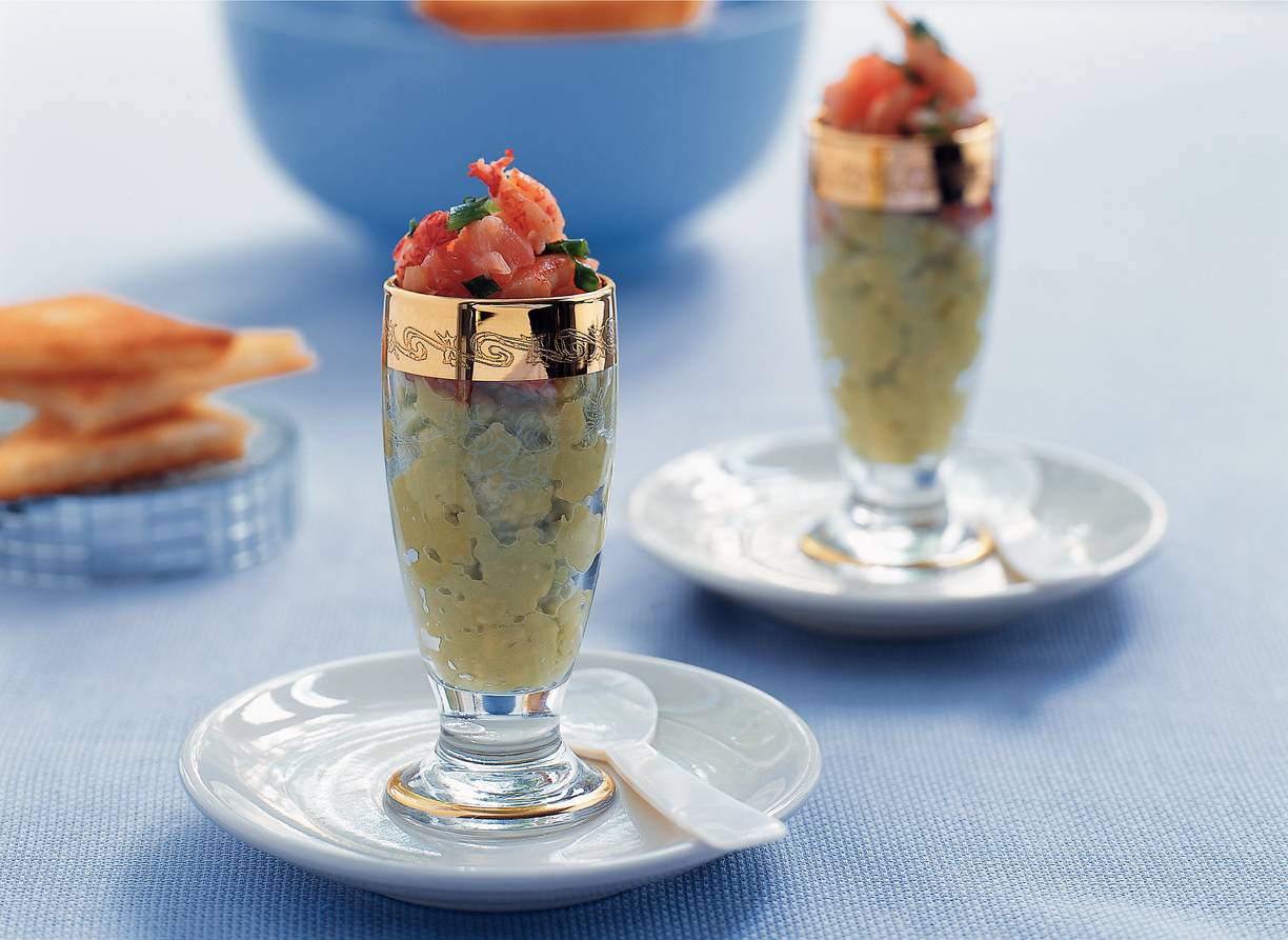 Avocadocrème met zalmblokjes en rivierkreeftjes