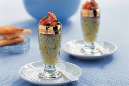 Avocadocrème met zalmblokjes en rivierkreeftjes