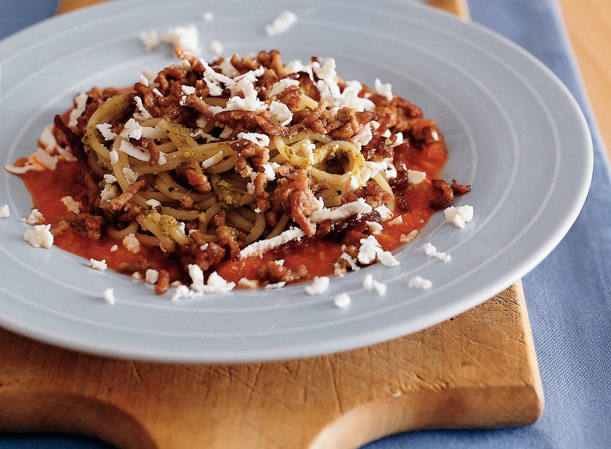 Pestospaghetti met gehakt en witte kaas
