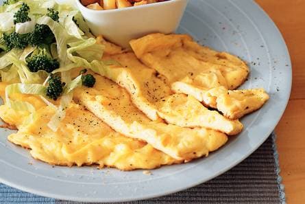 Kaasomelet met broccolisalade