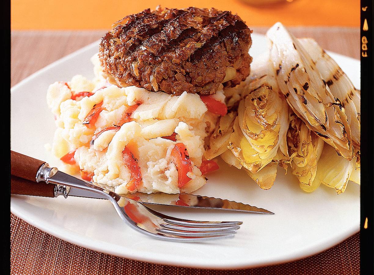 Gegrilde burgers met witlof en paprikapuree