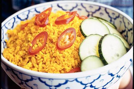 Nasi koening (gele rijst)