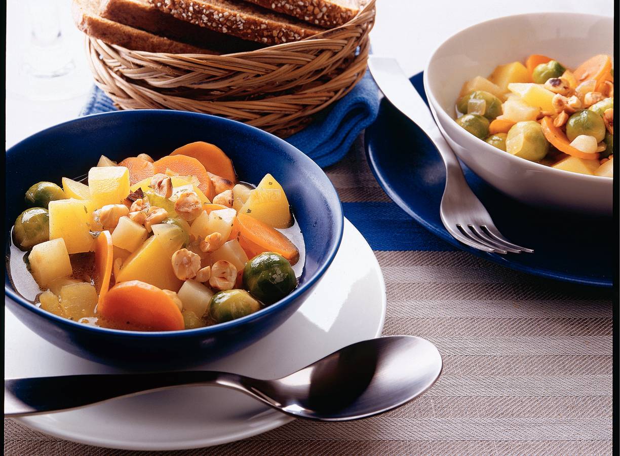 Spruitenstoofpot met hazelnoten
