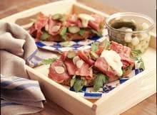 Bruschetta beleggen met pastrami... Dat we daar niet eerder aan gedacht hebben! Extra lekker met het contrast van augurk en zilveruitjes.