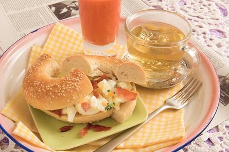 Bagel met eiersalade en krokante ham